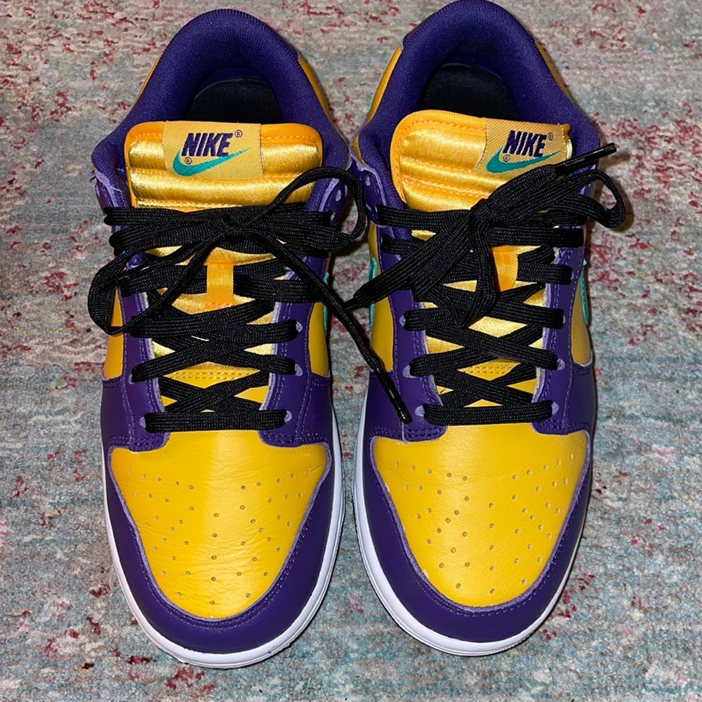 Like new! Lisa Leslie Nike Dunks | Low | Women’s Size 8.5 💜💛💚